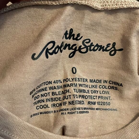 Torrid The Rolling Stones Tan Distressed Lip Graphic Shirt Modern Music Boho - Picture 9 of 10